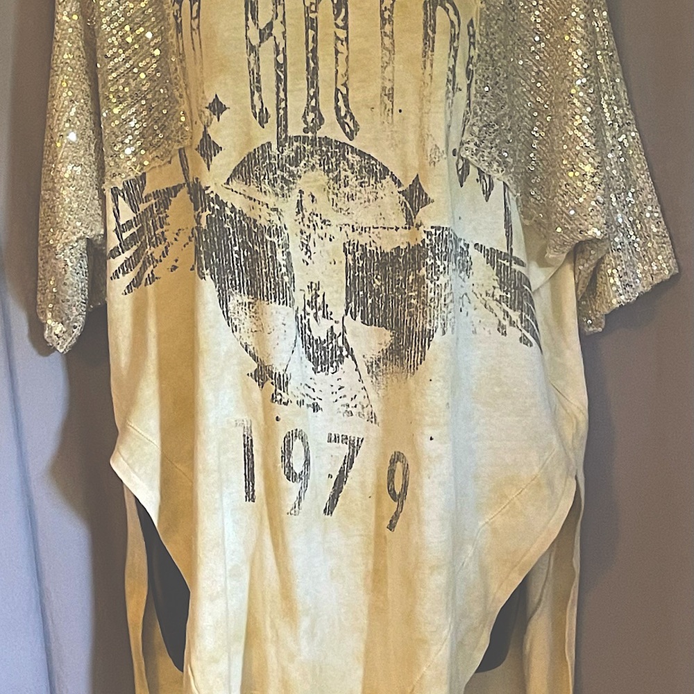 Tunic top, sparkly shoulders, front print